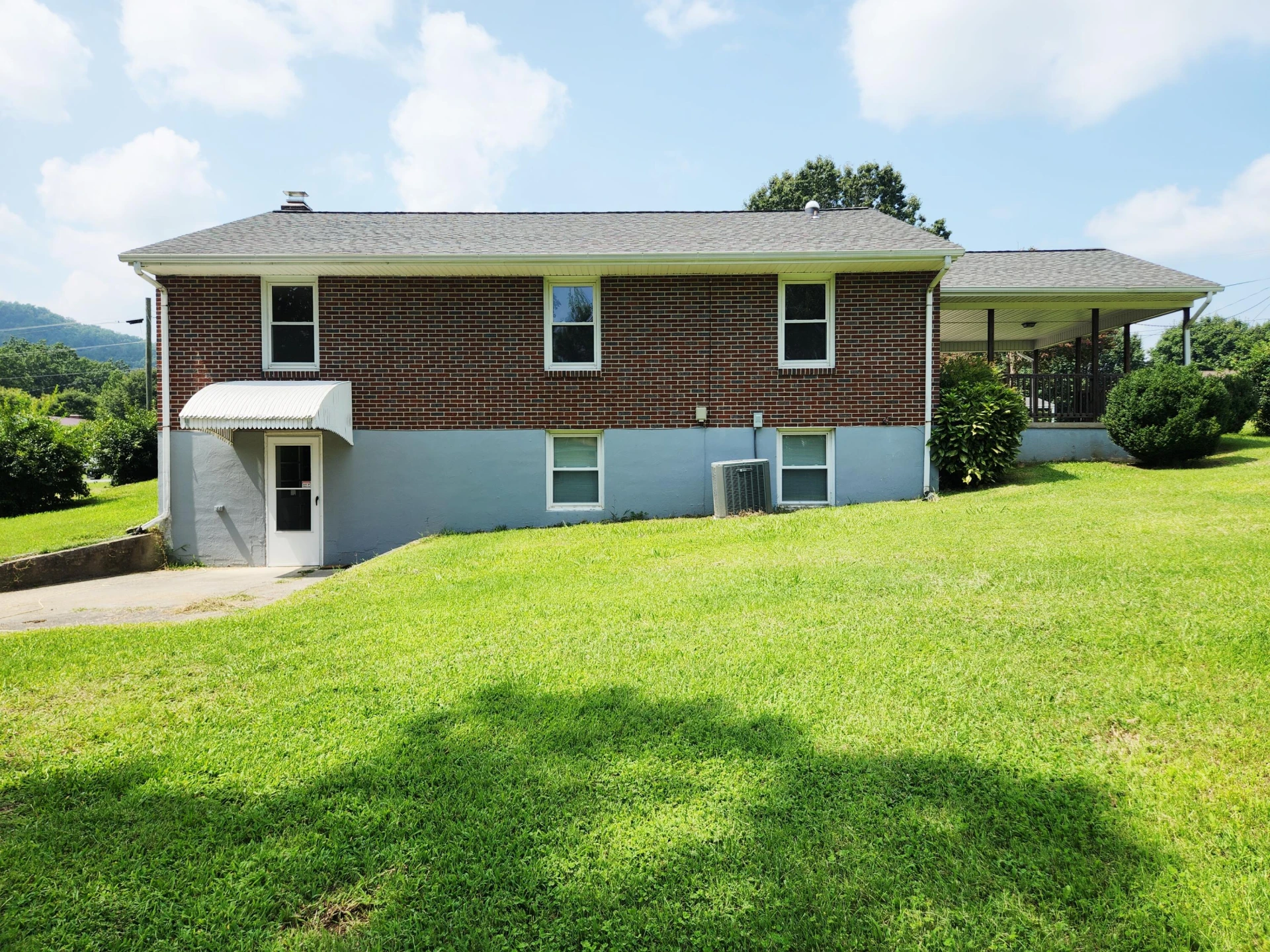 505 Hilltop DR - Photo 2