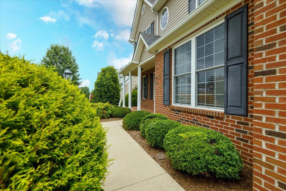 300 Heather LN - Photo 3
