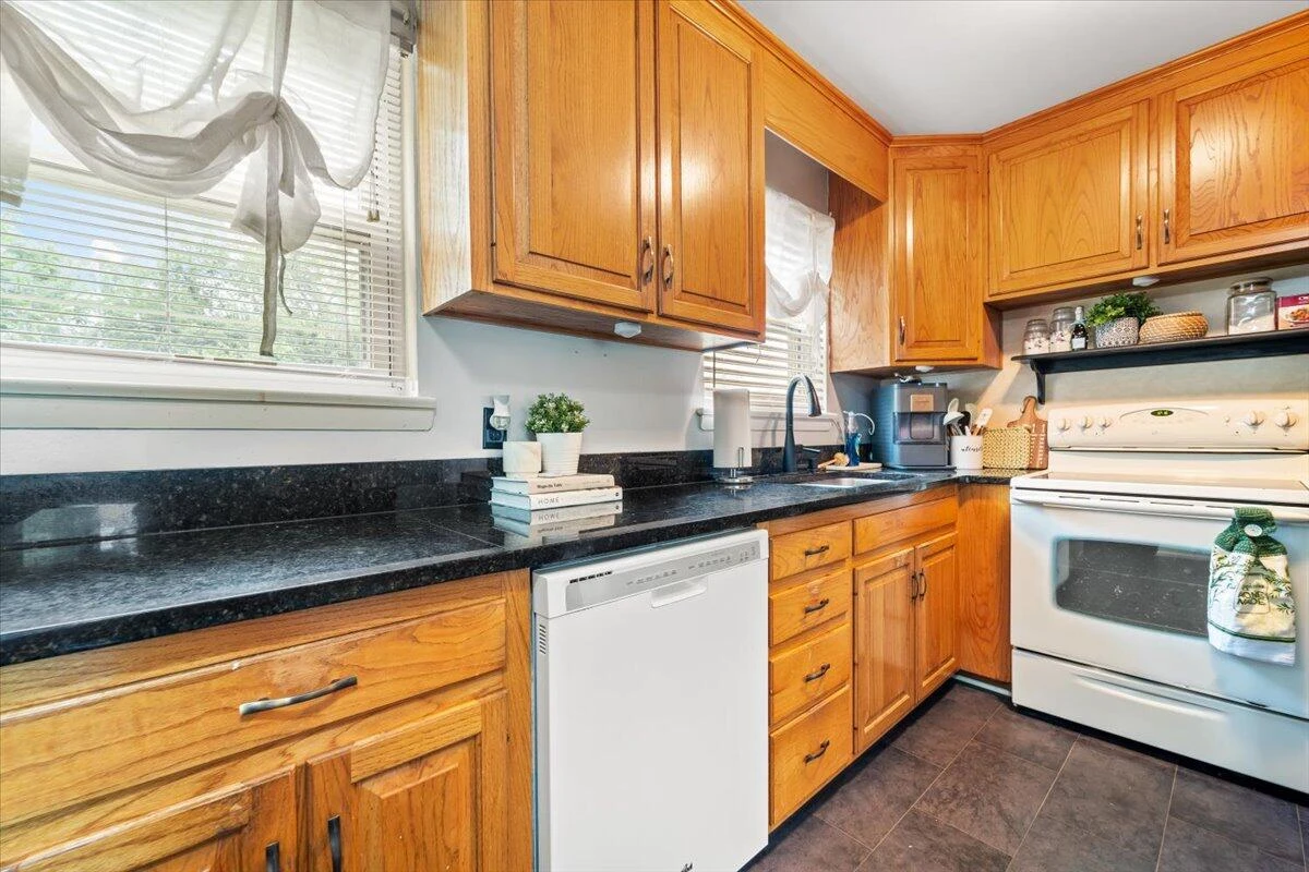 2136 Bainbridge DR - Photo 10