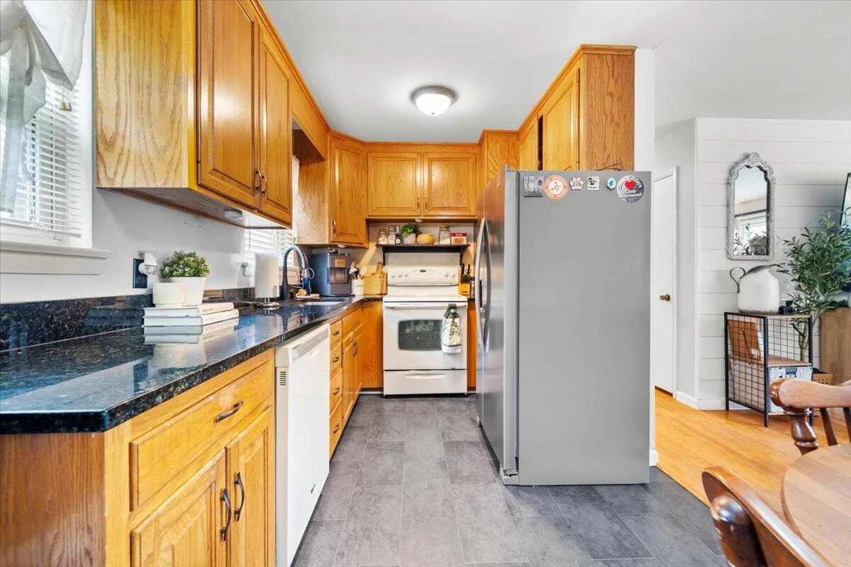2136 Bainbridge DR - Photo 11