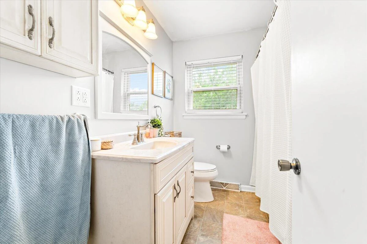 2136 Bainbridge DR - Photo 13