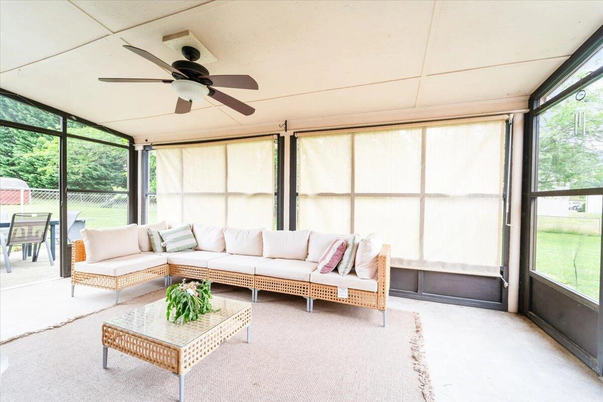 2136 Bainbridge DR - Photo 29