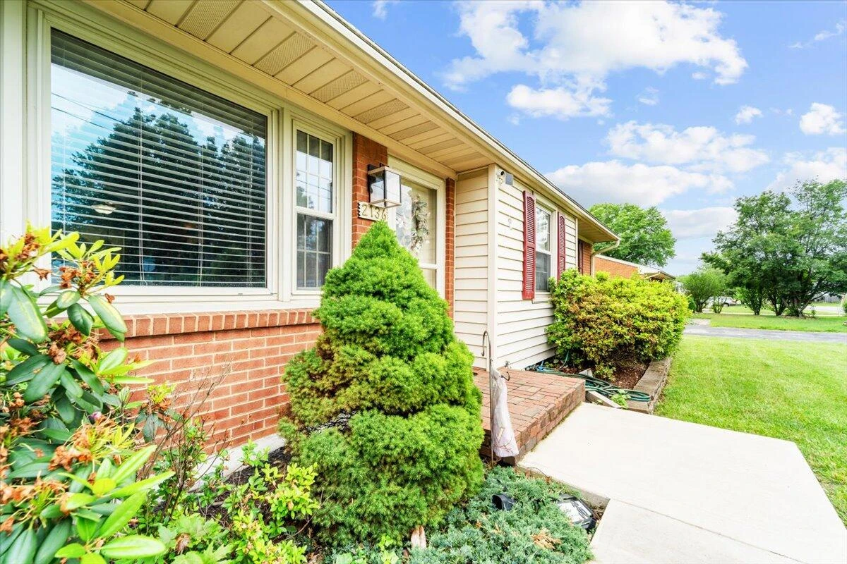 2136 Bainbridge DR - Photo 3