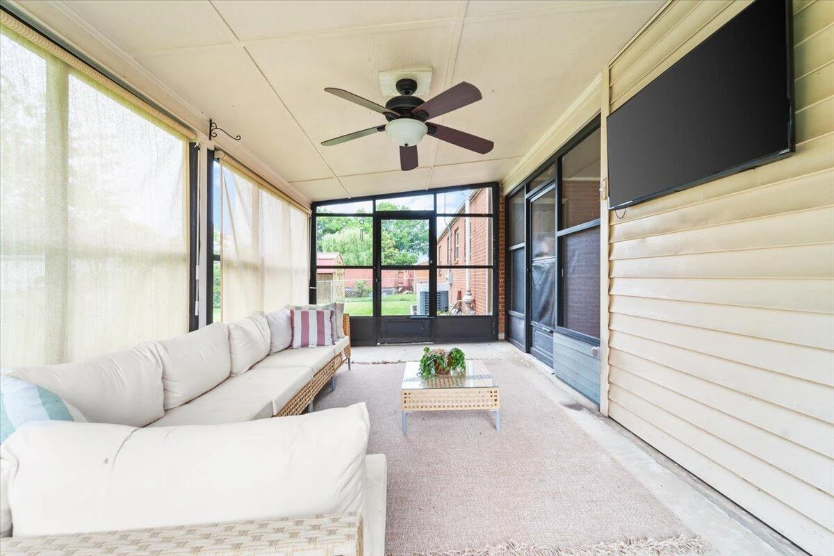 2136 Bainbridge DR - Photo 30