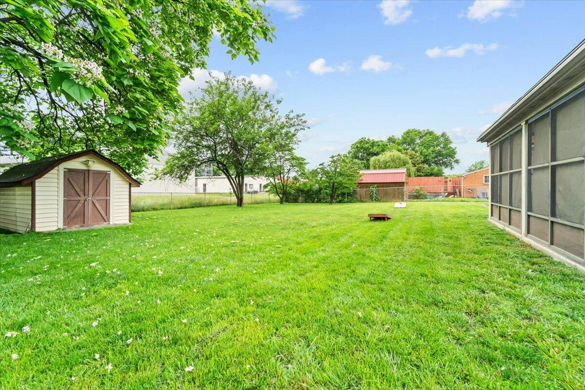 2136 Bainbridge DR - Photo 32