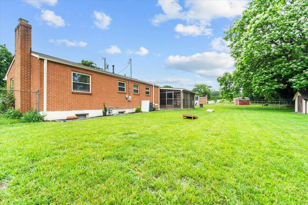 2136 Bainbridge DR - Photo 35