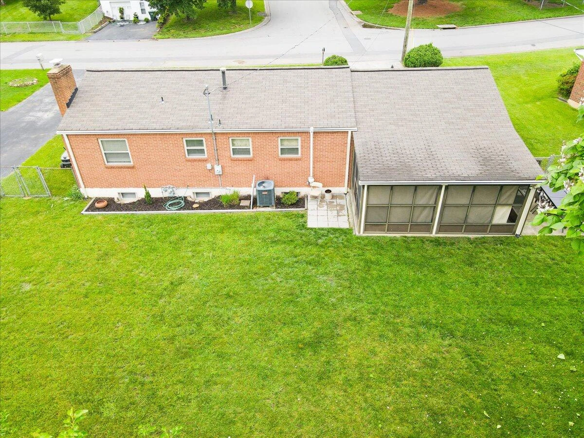2136 Bainbridge DR - Photo 40