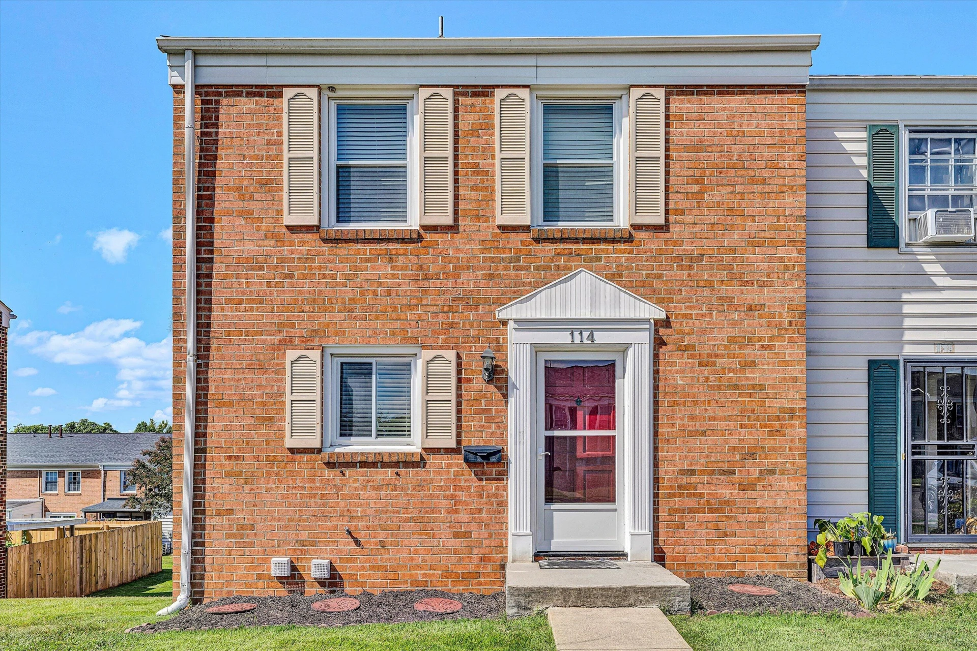 114 OXFORD SQUARE - Photo 2