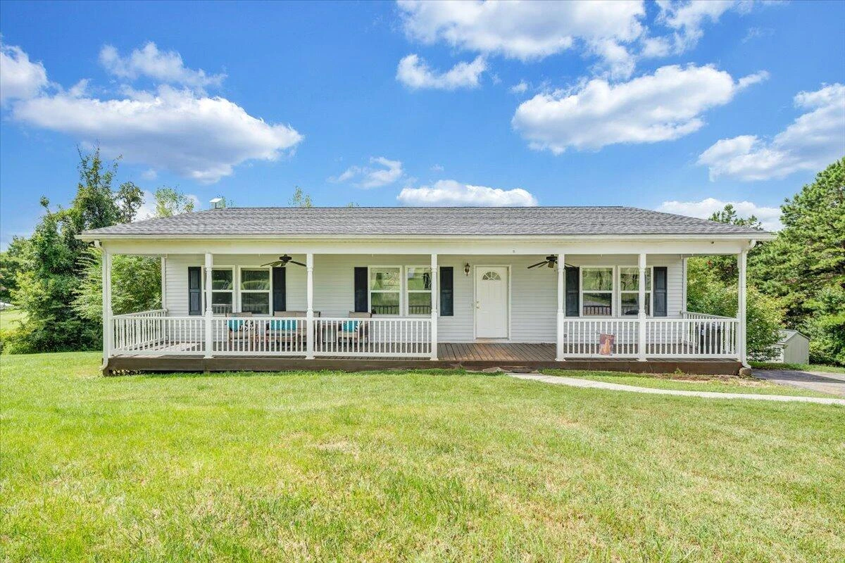 1096 Coupies LN