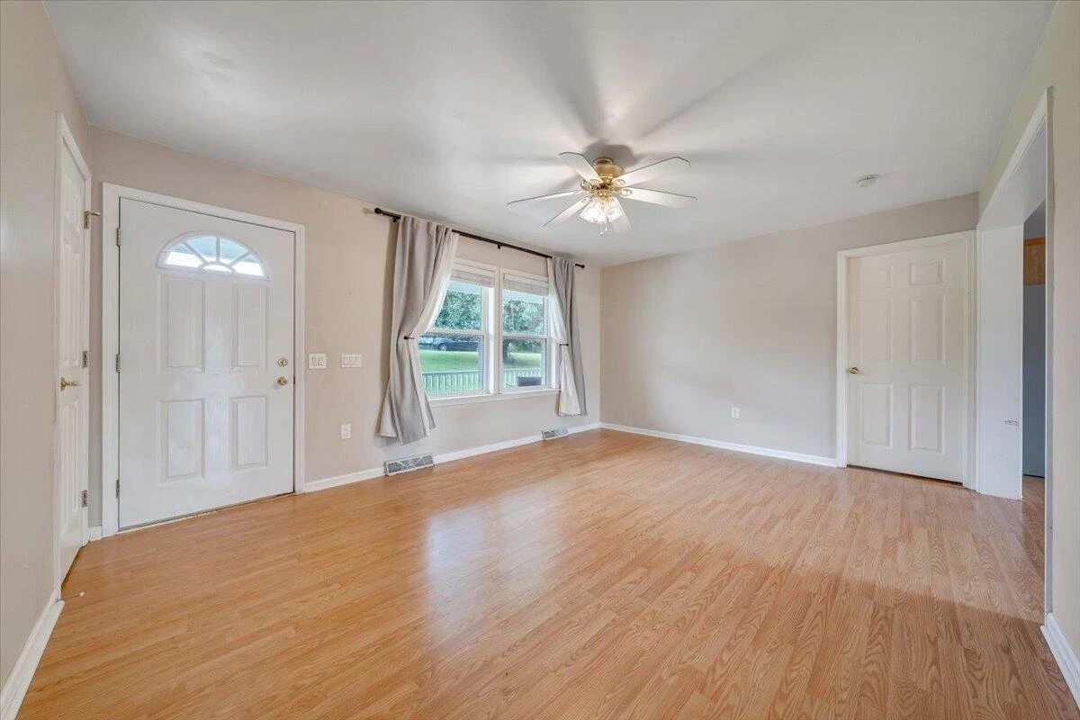 1096 Coupies LN - Photo 4