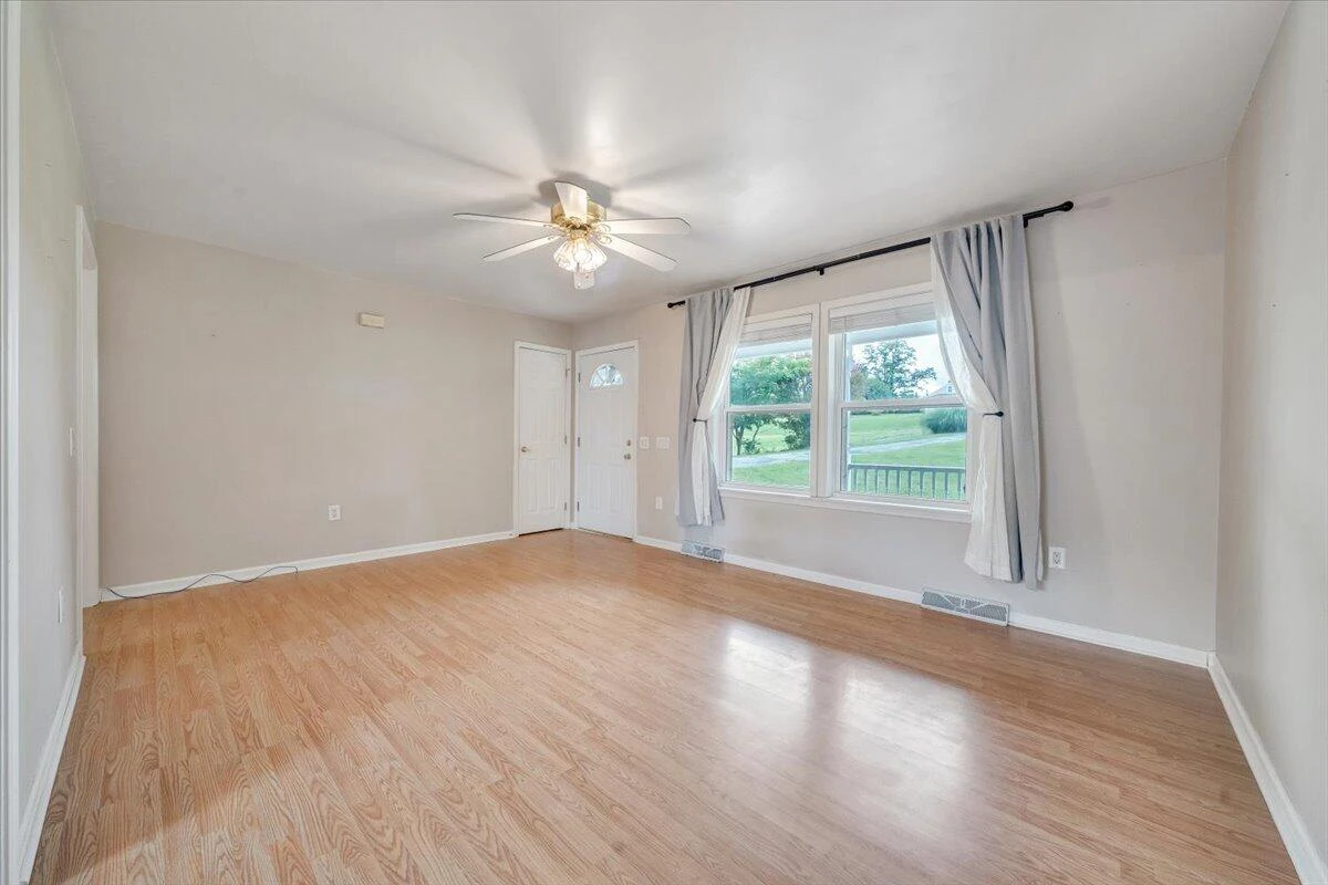 1096 Coupies LN - Photo 5