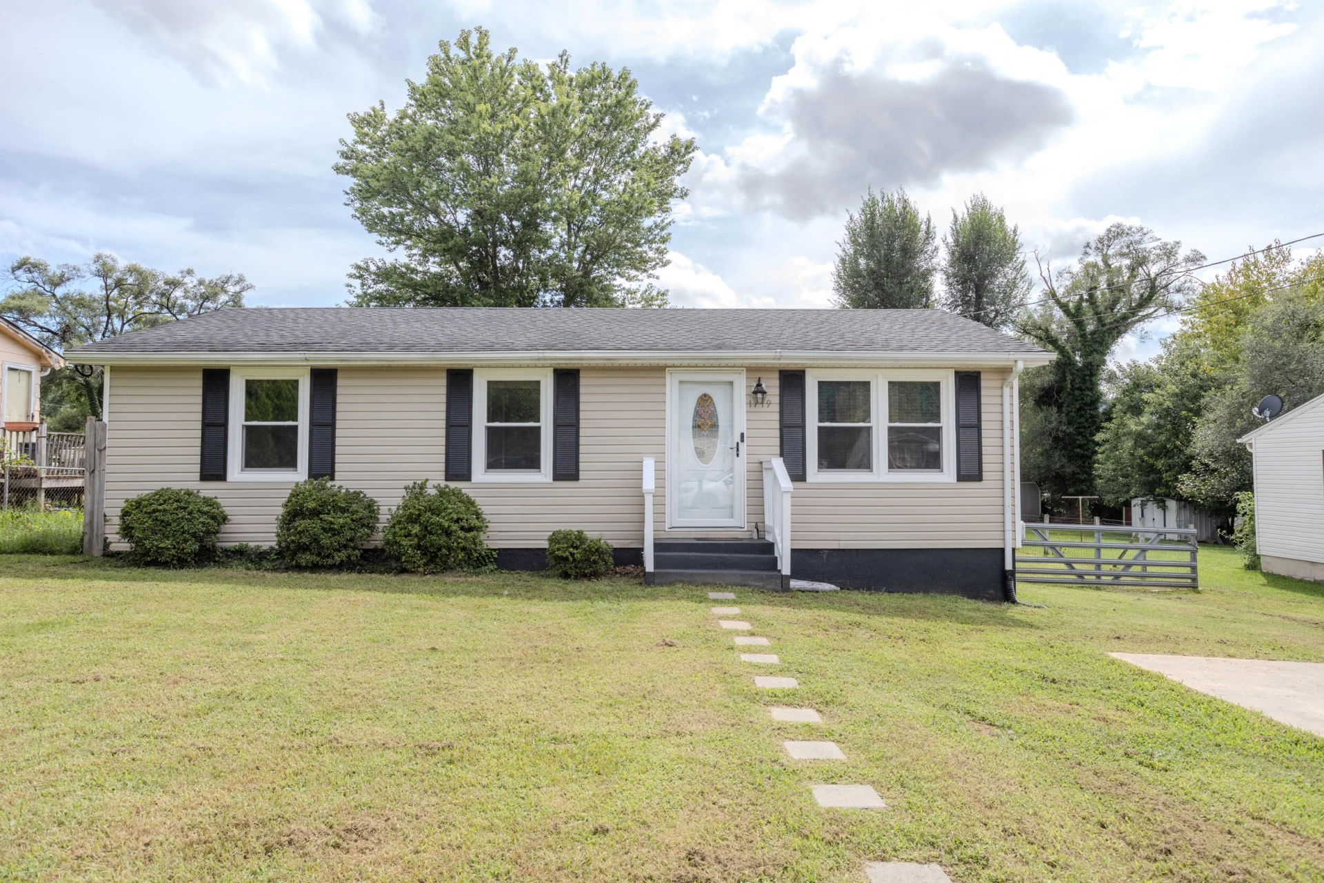 1719 Gordon AVE - Photo 2