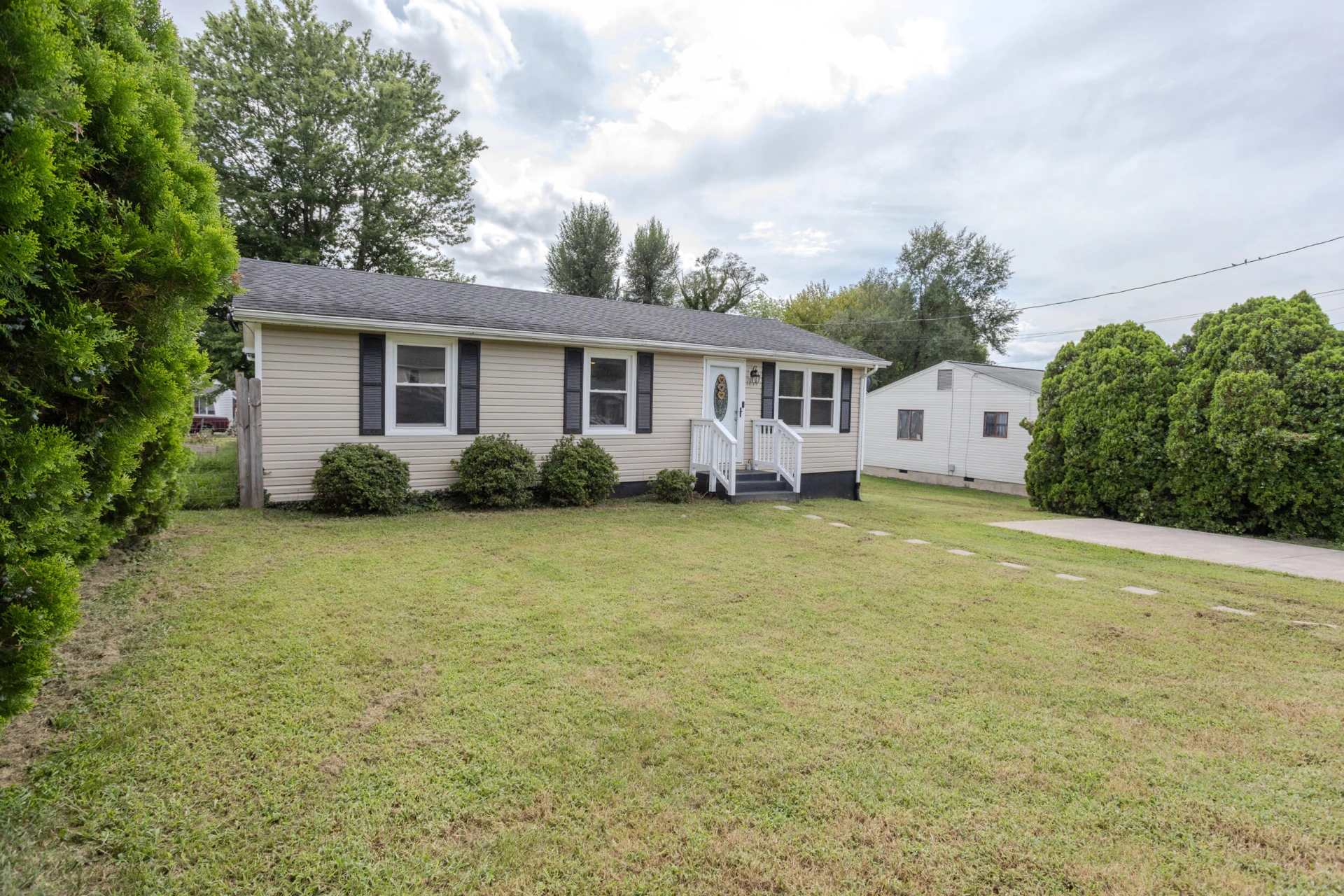 1719 Gordon AVE - Photo 3