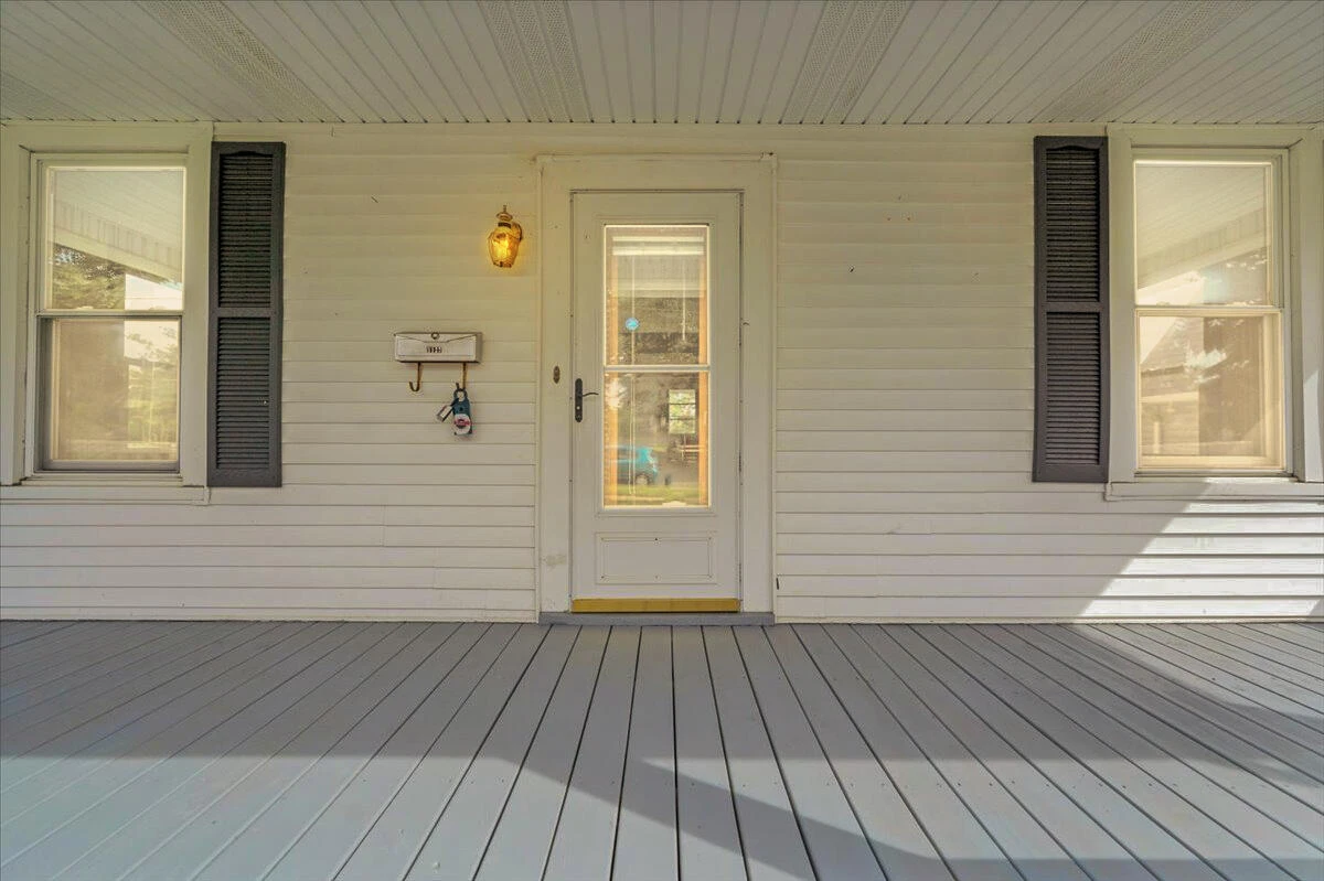 1127 Montrose AVE - Photo 14