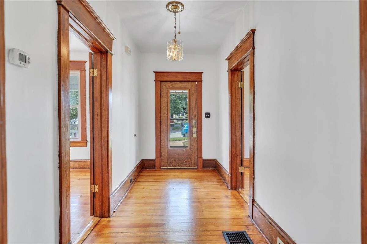 1127 Montrose AVE - Photo 15