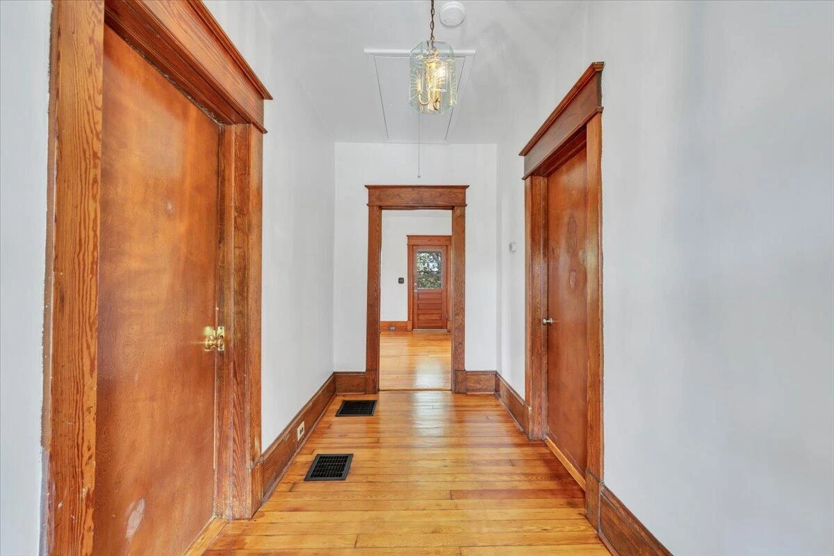 1127 Montrose AVE - Photo 16