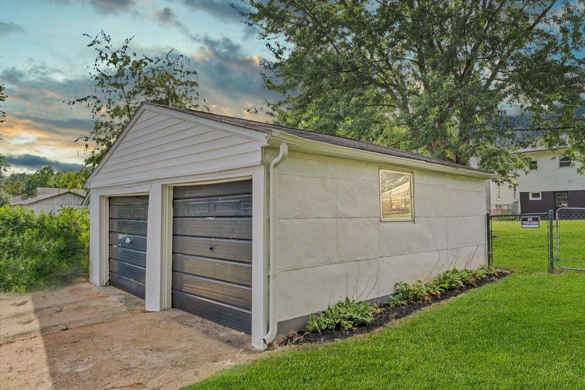 1127 Montrose AVE - Photo 9