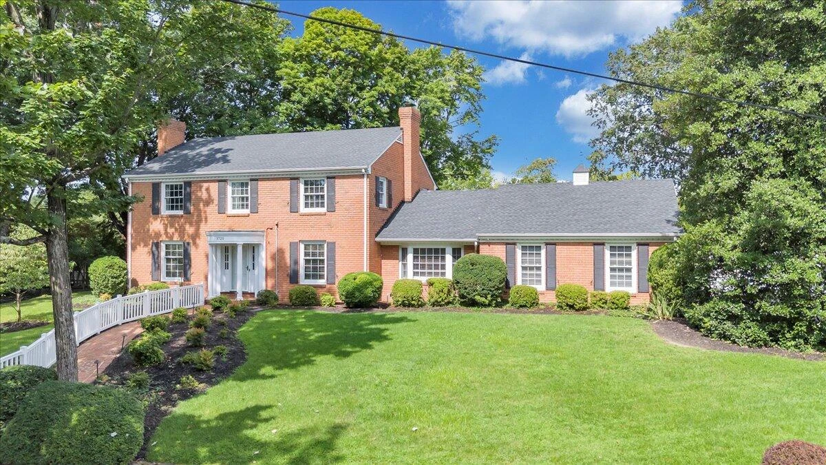 3725 Dogwood LN