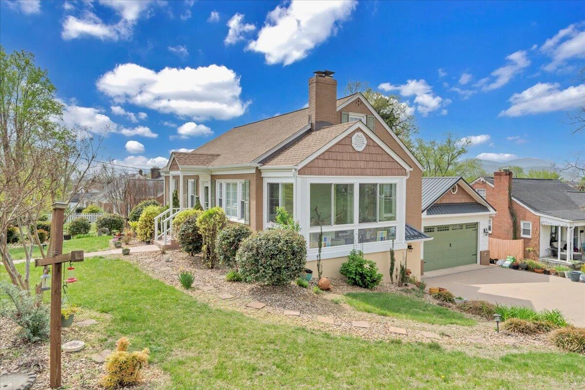 721 Mt Vernon AVE - Photo 2