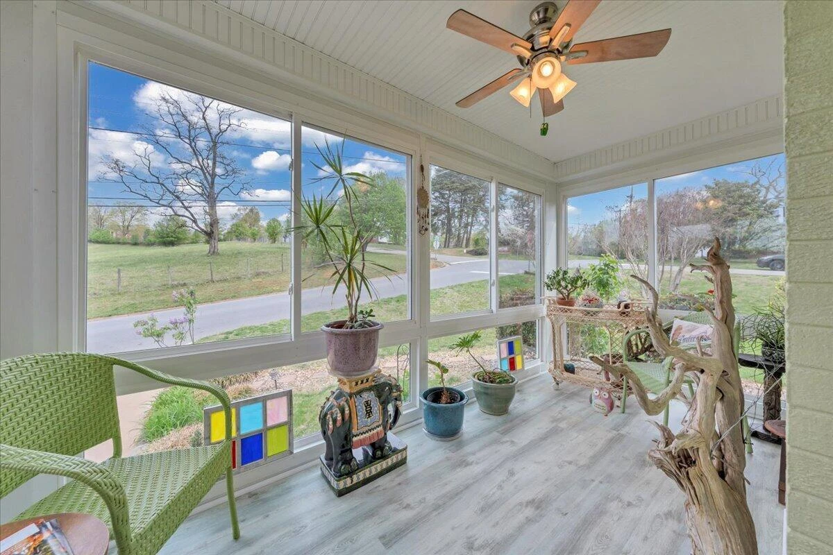 721 Mt Vernon AVE - Photo 6