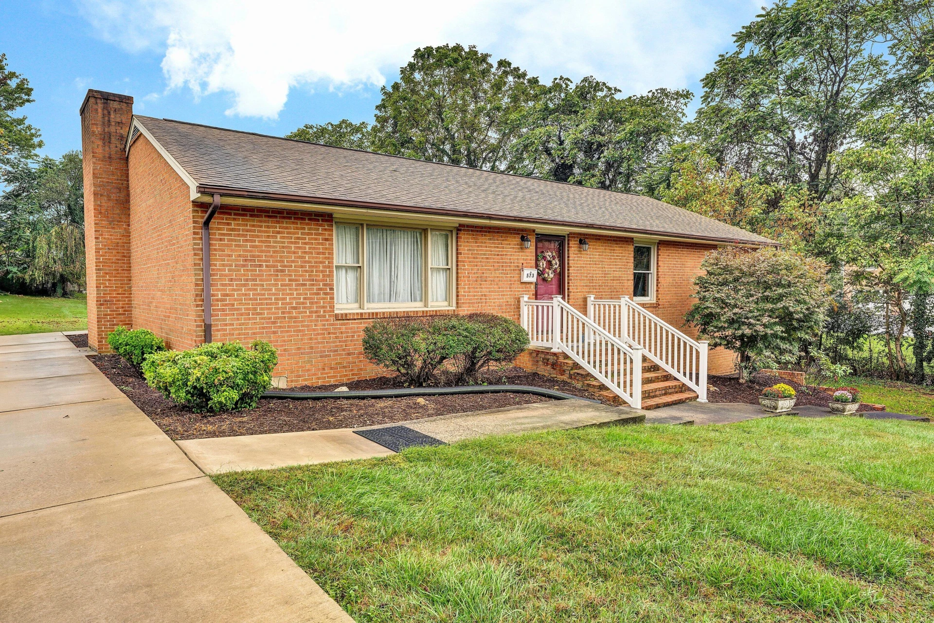 573 Crestland DR - Photo 5