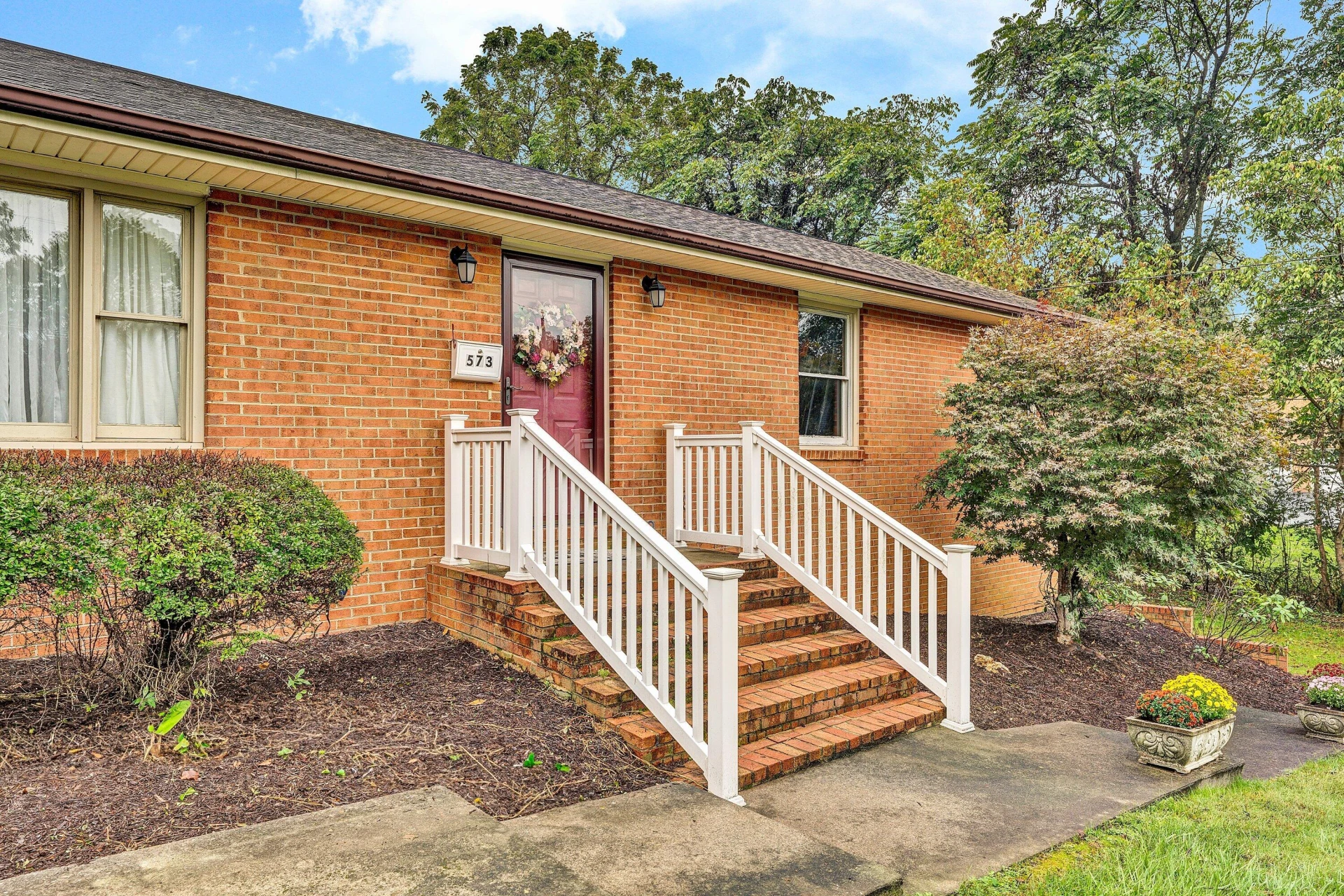 573 Crestland DR - Photo 6