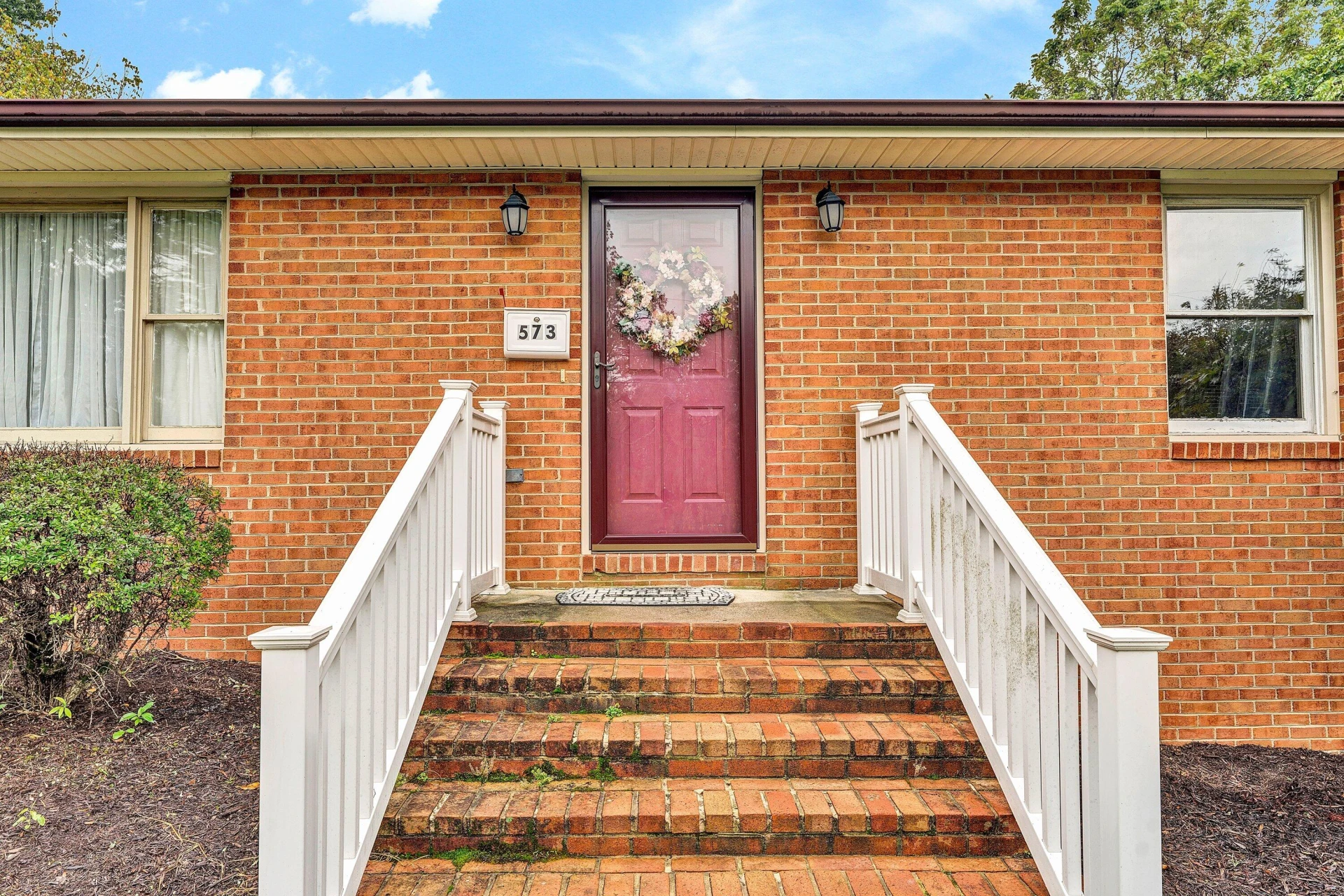 573 Crestland DR - Photo 7
