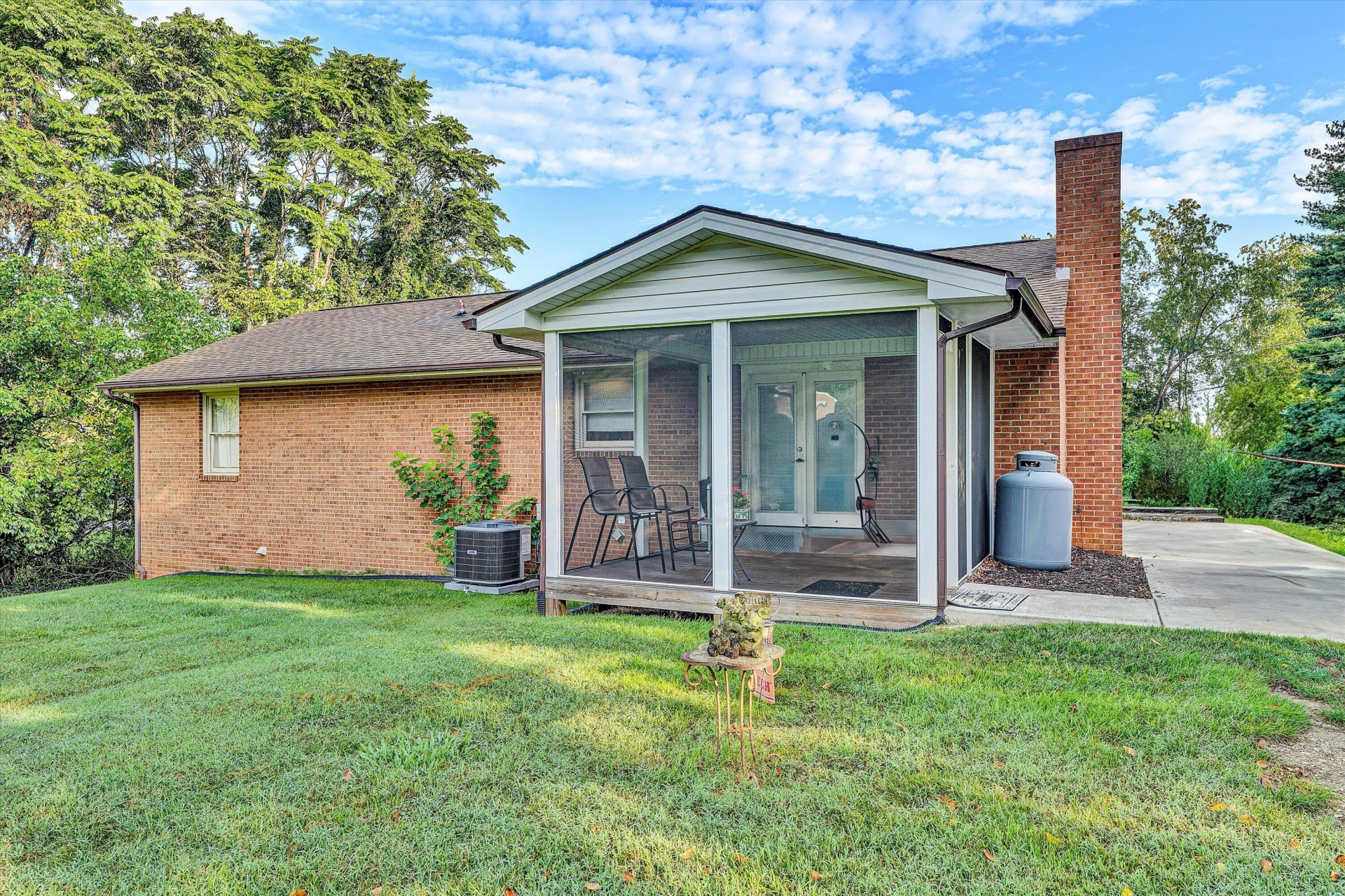 573 Crestland DR - Photo 9