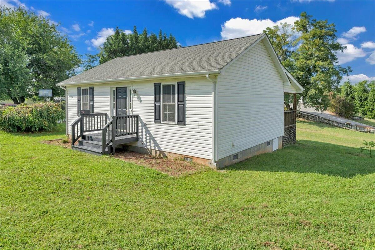 530 Jackson AVE - Photo 3