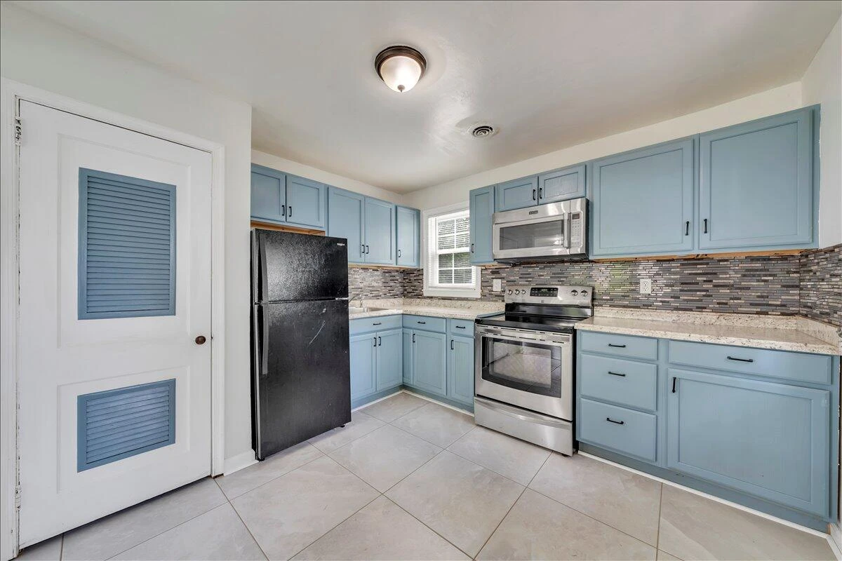2613 Cornell DR - Photo 3
