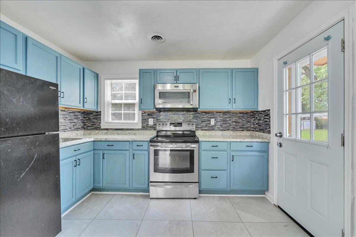 2613 Cornell DR - Photo 4