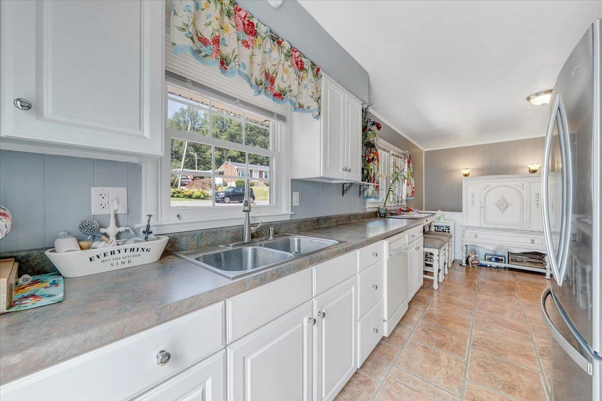 947 Estates RD - Photo 8
