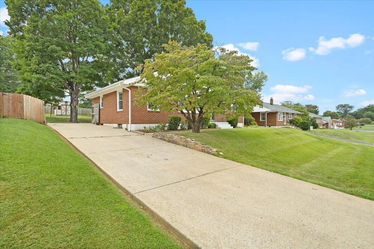 219 Crittendon AVE - Photo 3