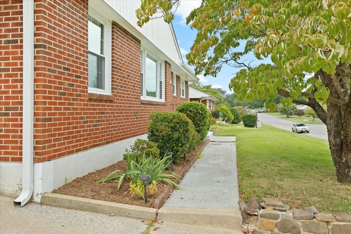 219 Crittendon AVE - Photo 4