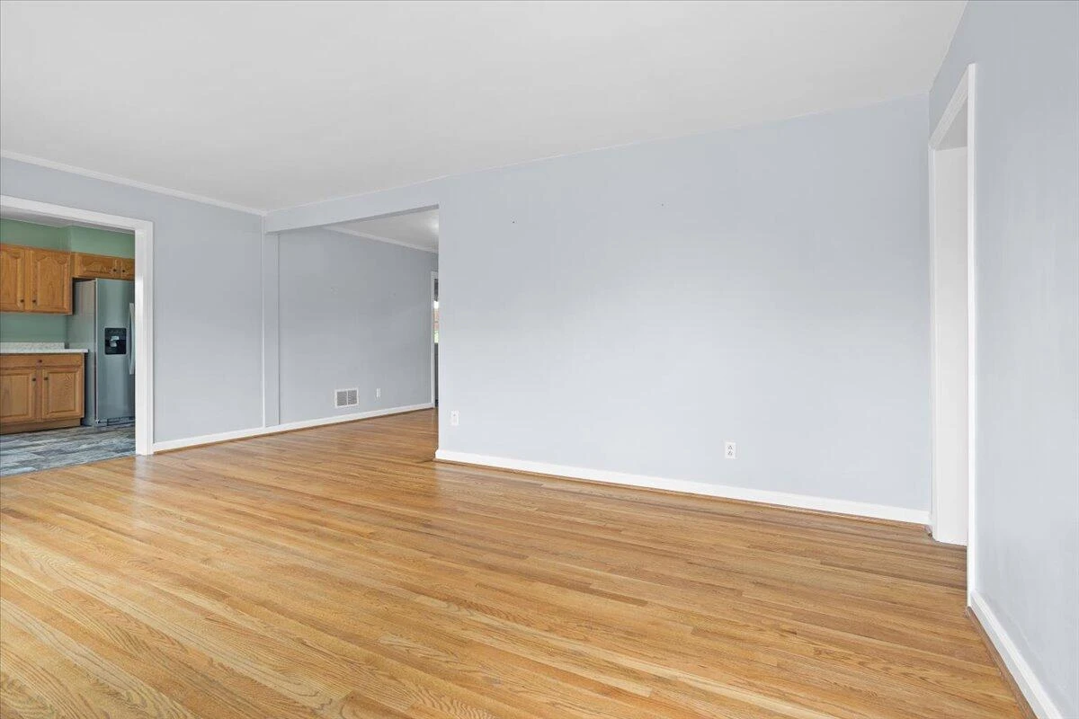219 Crittendon AVE - Photo 5