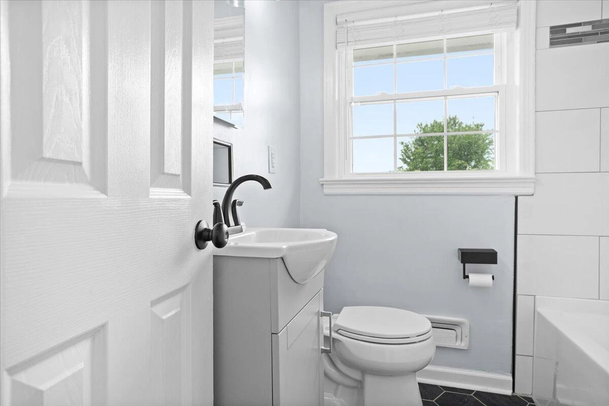 219 Crittendon AVE - Photo 9