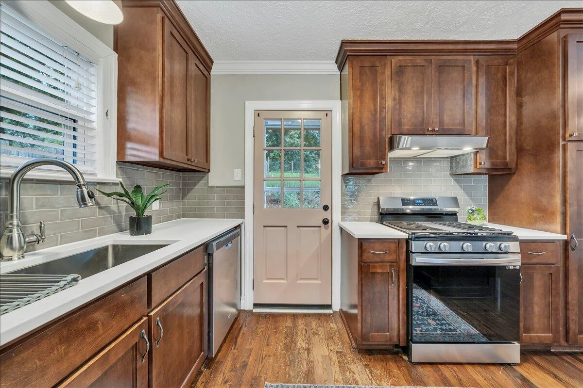 823 Windsor AVE - Photo 14