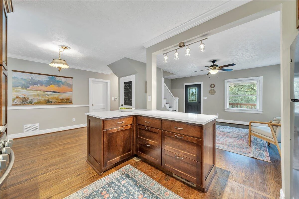 823 Windsor AVE - Photo 15