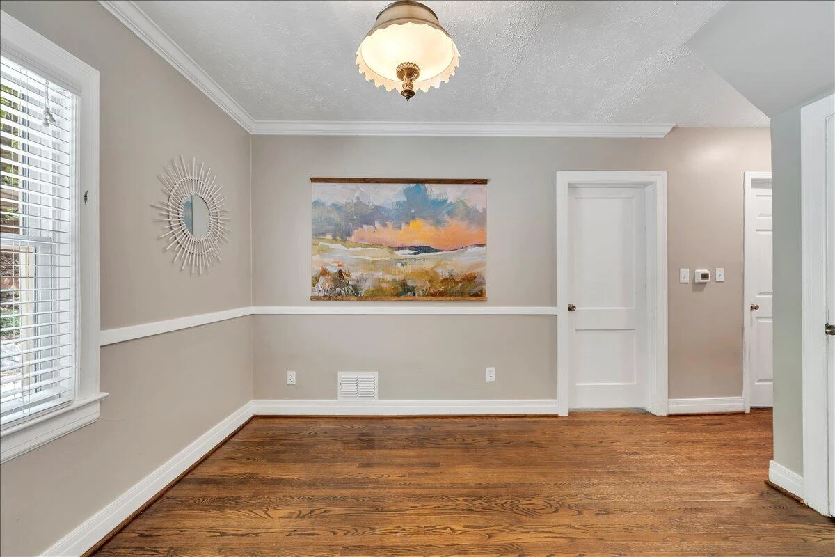 823 Windsor AVE - Photo 16