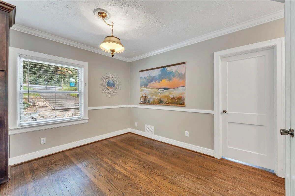 823 Windsor AVE - Photo 17
