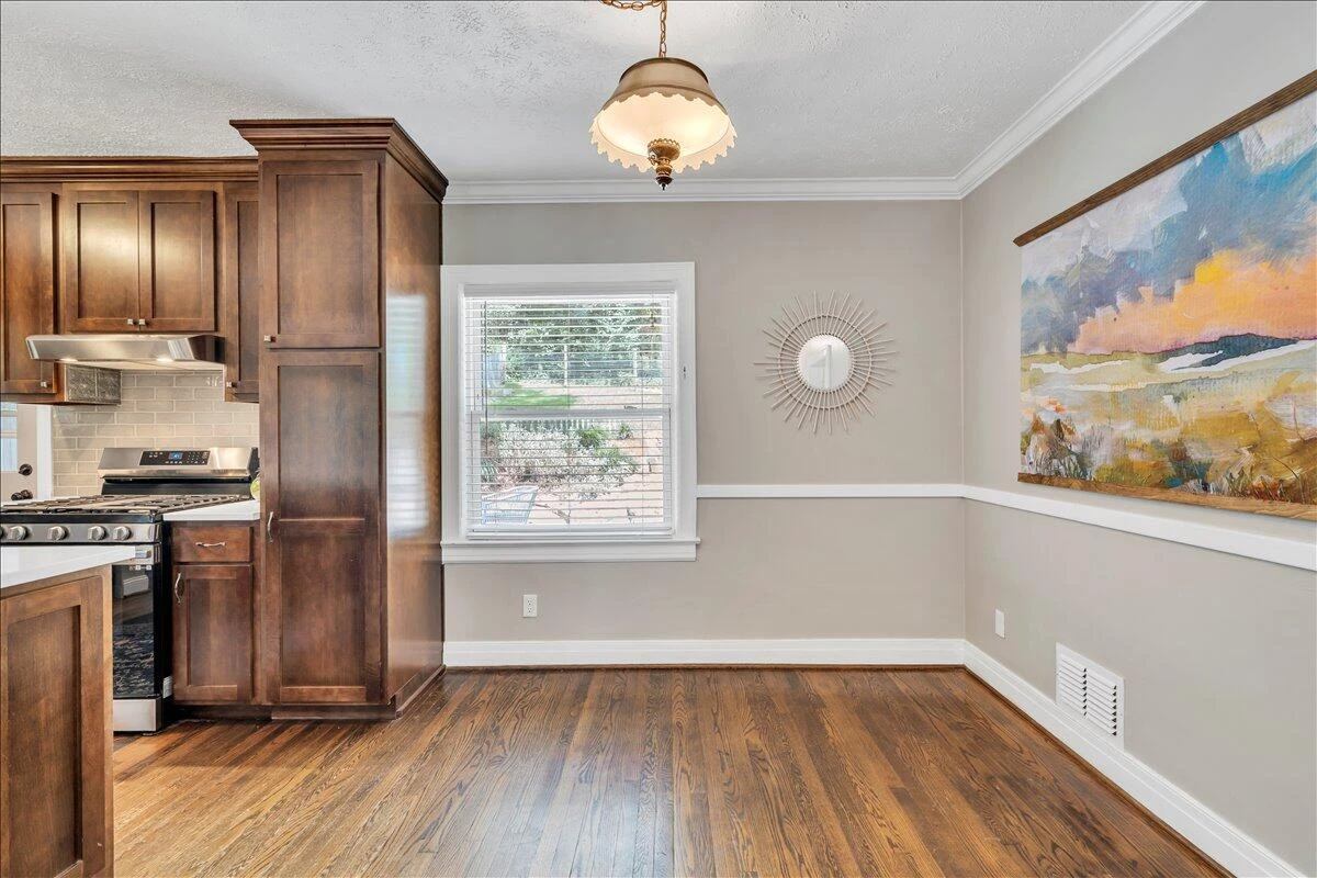 823 Windsor AVE - Photo 18