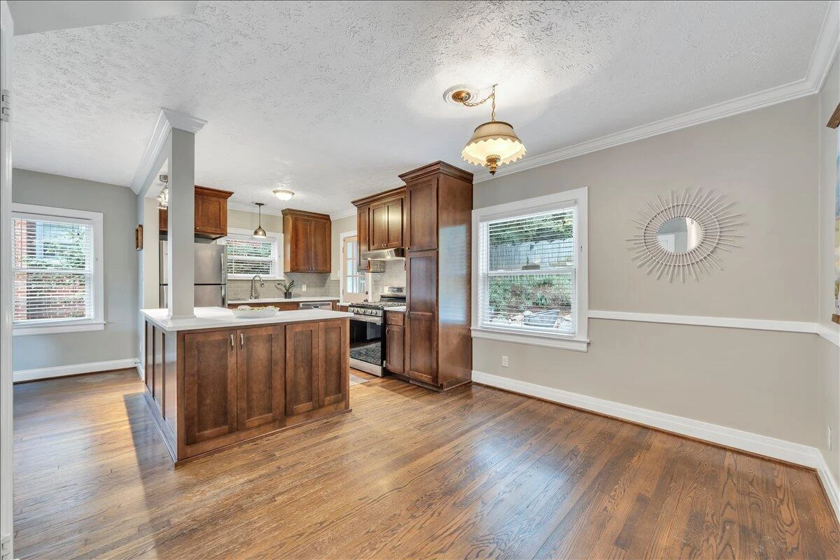 823 Windsor AVE - Photo 19