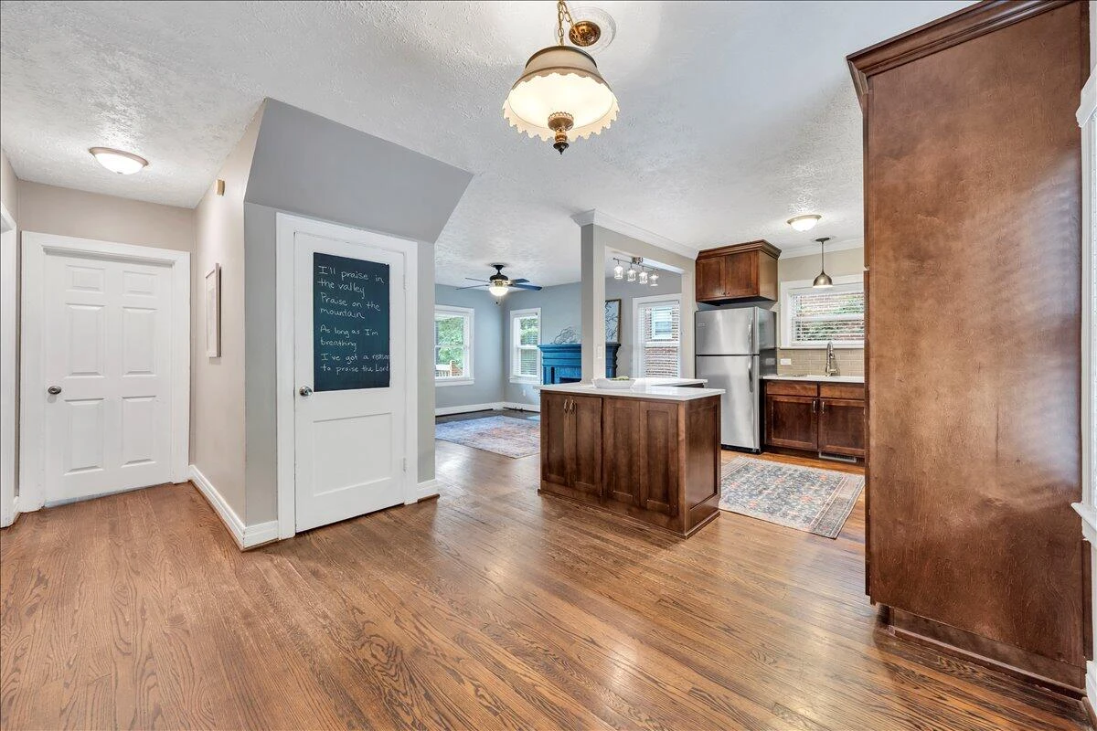 823 Windsor AVE - Photo 20