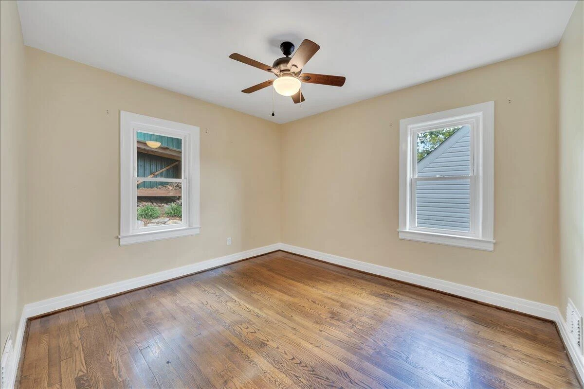 823 Windsor AVE - Photo 21