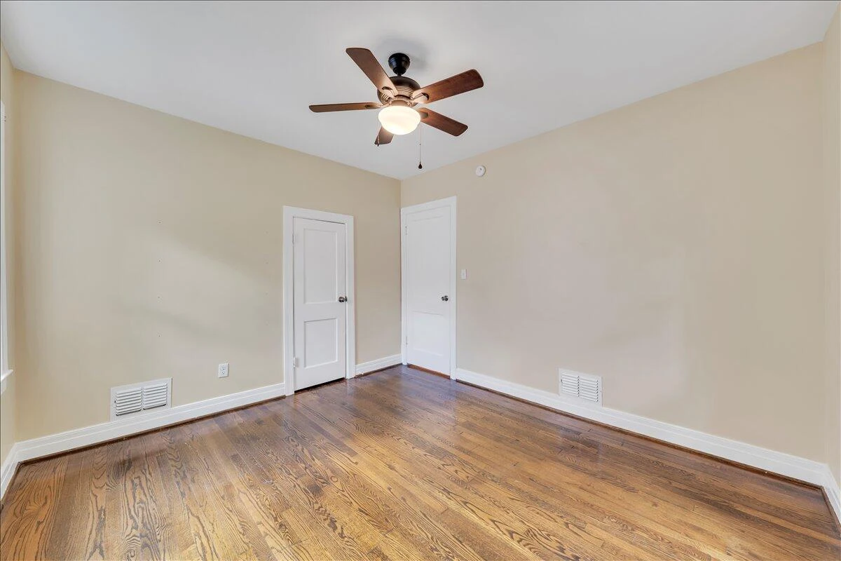 823 Windsor AVE - Photo 22