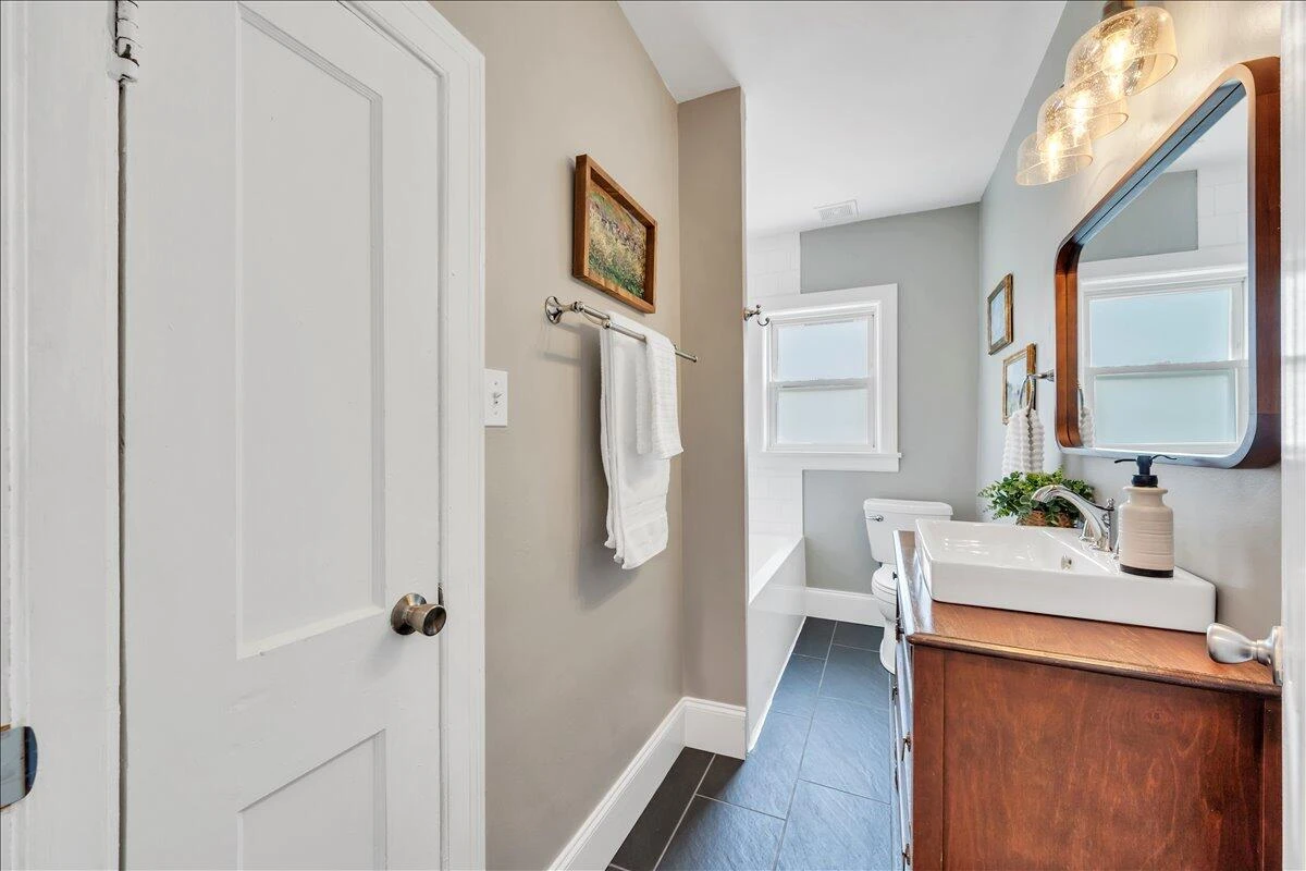 823 Windsor AVE - Photo 25