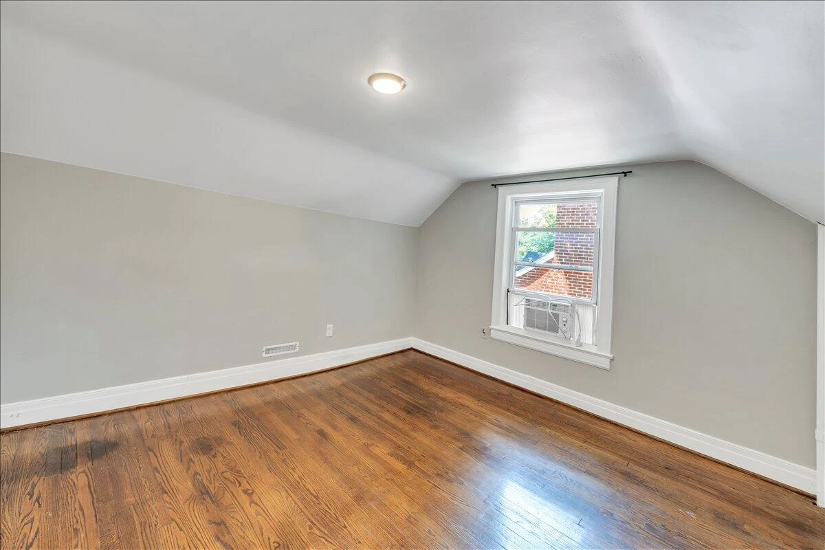 823 Windsor AVE - Photo 28