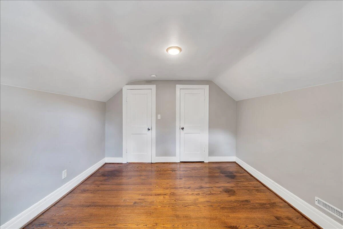 823 Windsor AVE - Photo 29