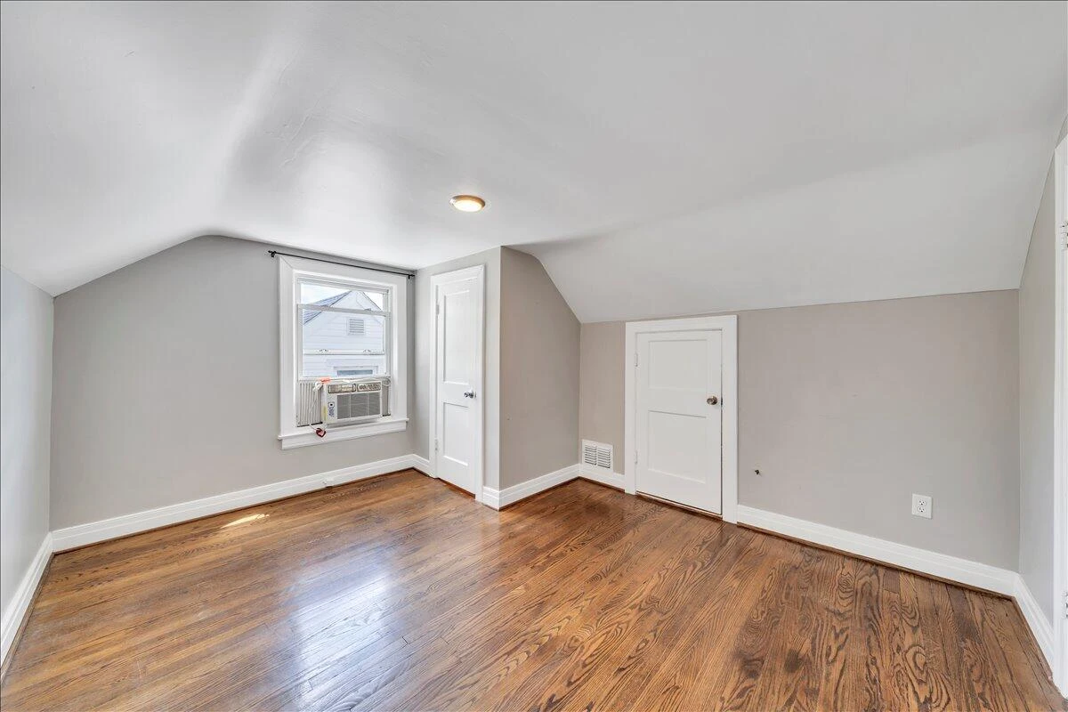 823 Windsor AVE - Photo 30