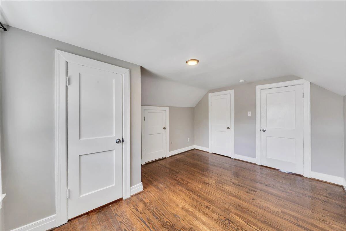 823 Windsor AVE - Photo 31